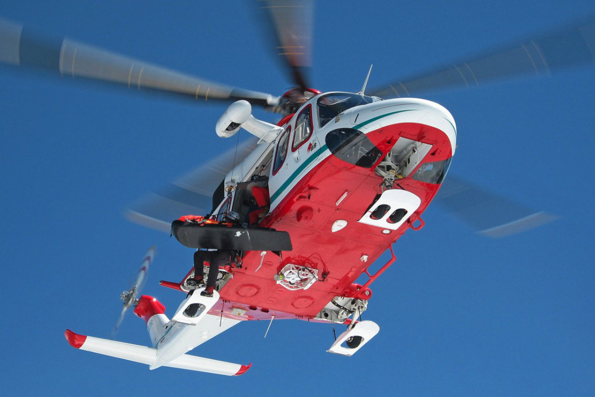 Treuil Helisar de REEL International sur un hélicoptère rouge
