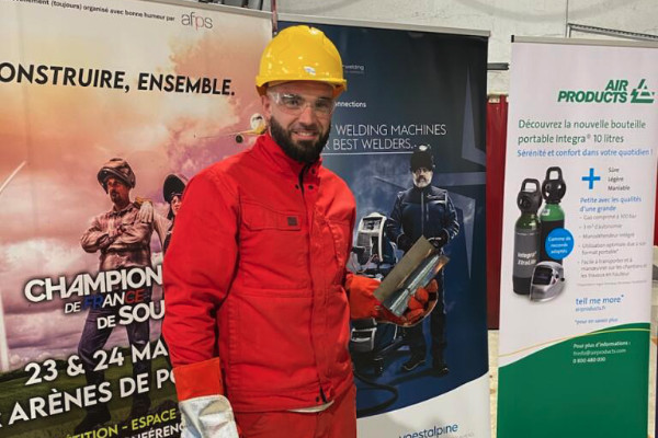 Champion de France de soudure avec son prix, un salarié de REEL comblé