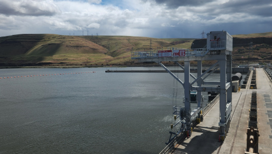 Belle installation de levage industriel dans l'hydroélectricité