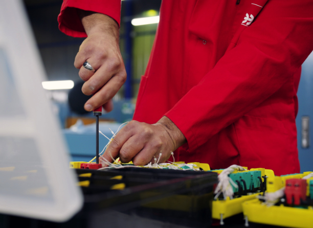 zoom sur les mains expertes d'un technicien de REEL International