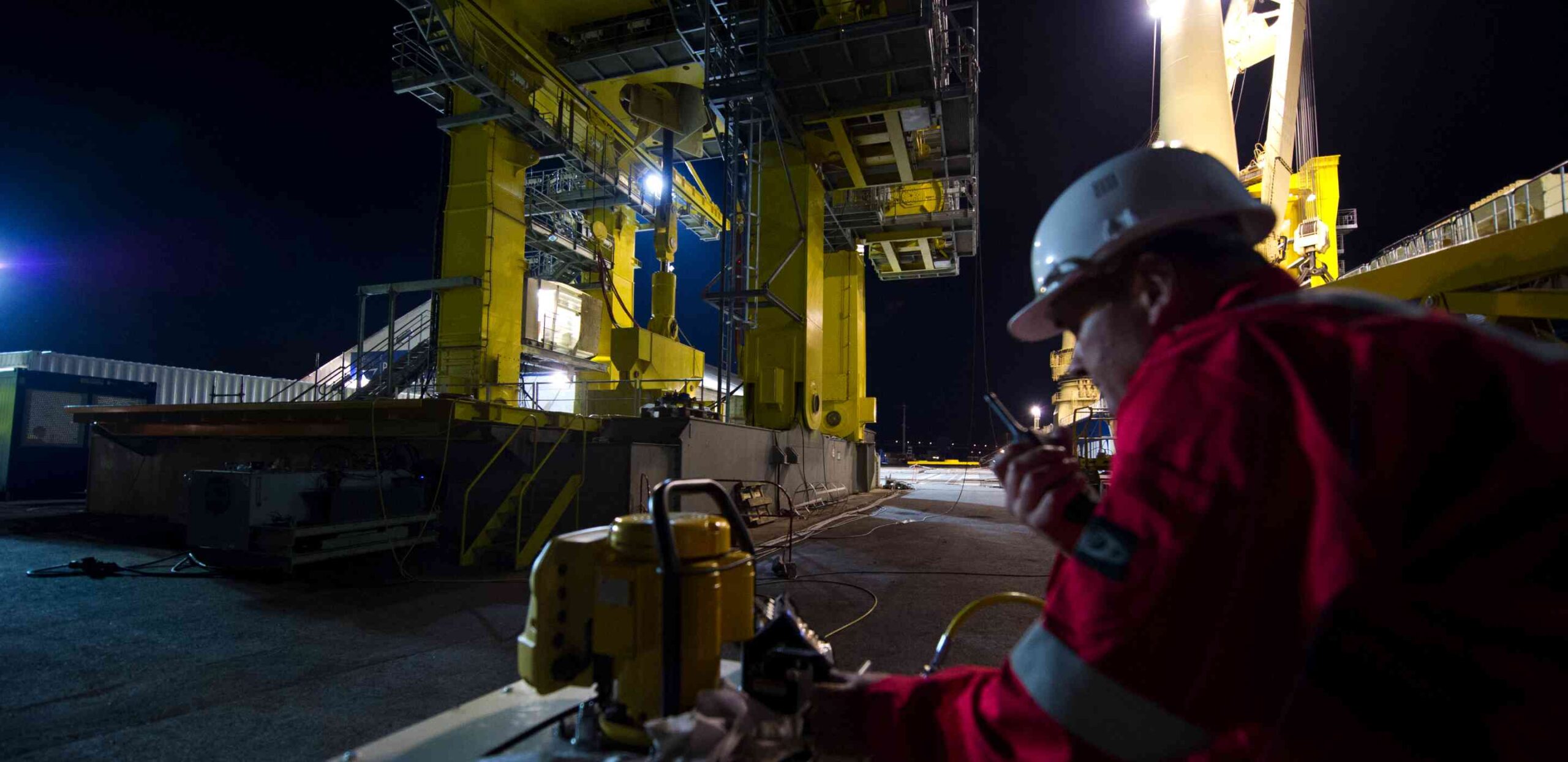 REEL international engineer in front of an industrial lifting installation