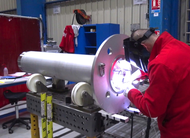 Homme protégé exerçant son métier de fabrication pour REEL international