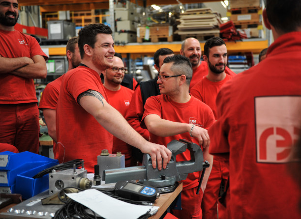 équipe de techniciens de REEL international en train de sourire