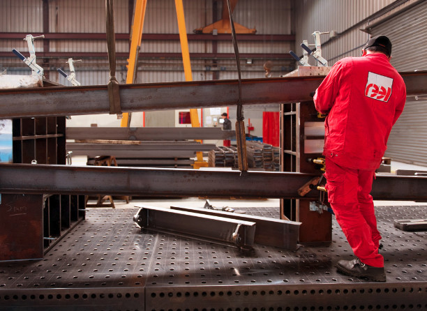 Ouvrier dans un atelier de fabrication de REEL International