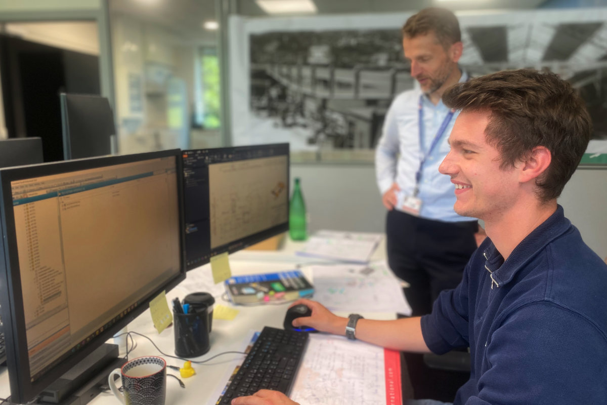 2 smiling colleagues in the REEL international offices