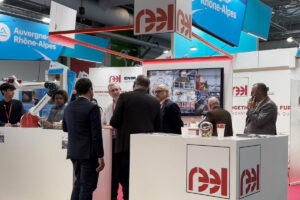 groupe reel at the salon du bourget a stand with discussions