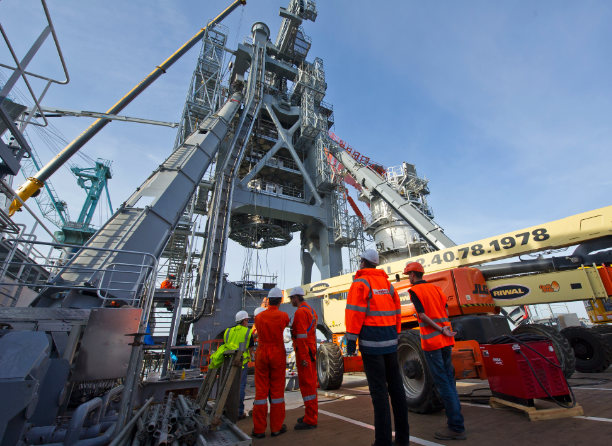 IMECA team observing an offshore lifting installation