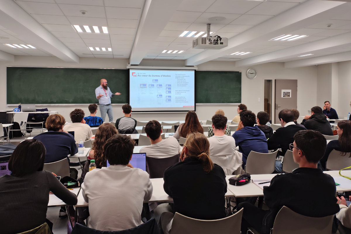 un recruteur de reel international intervient dans une grande école