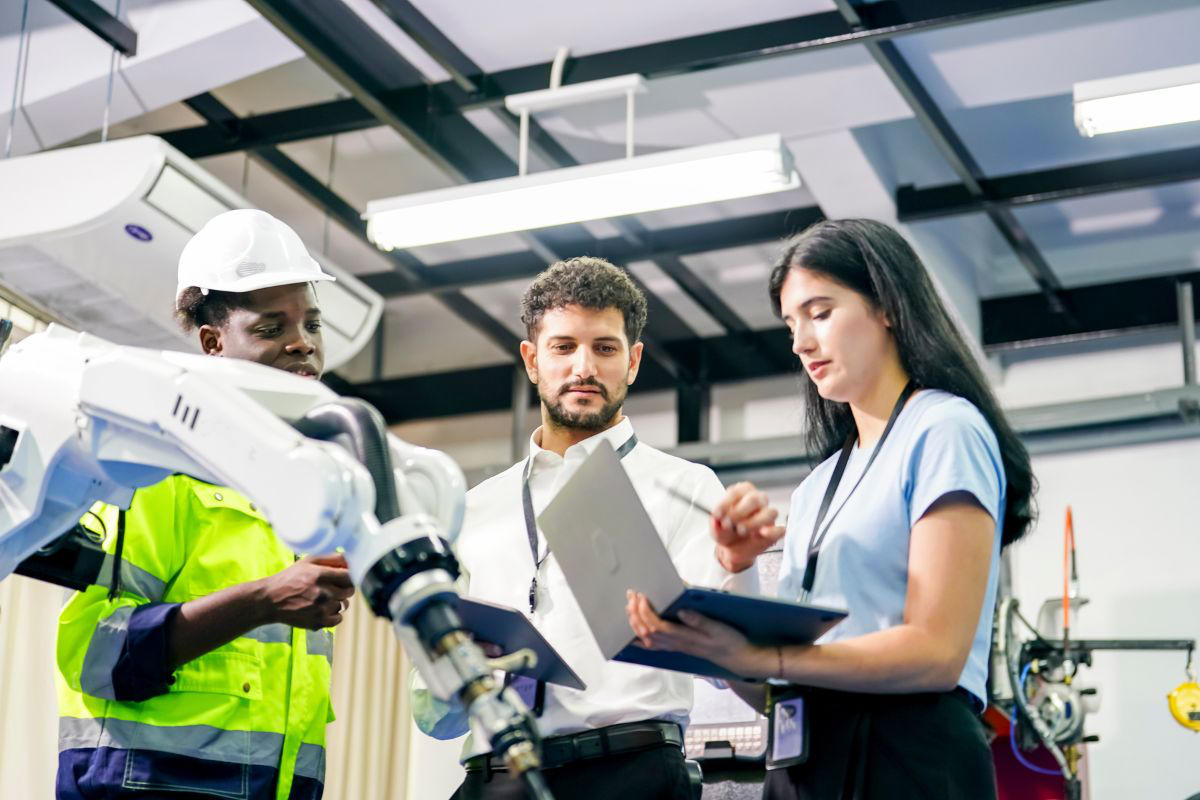 Femme inspirante de l'industrie travaillant pour REEL International