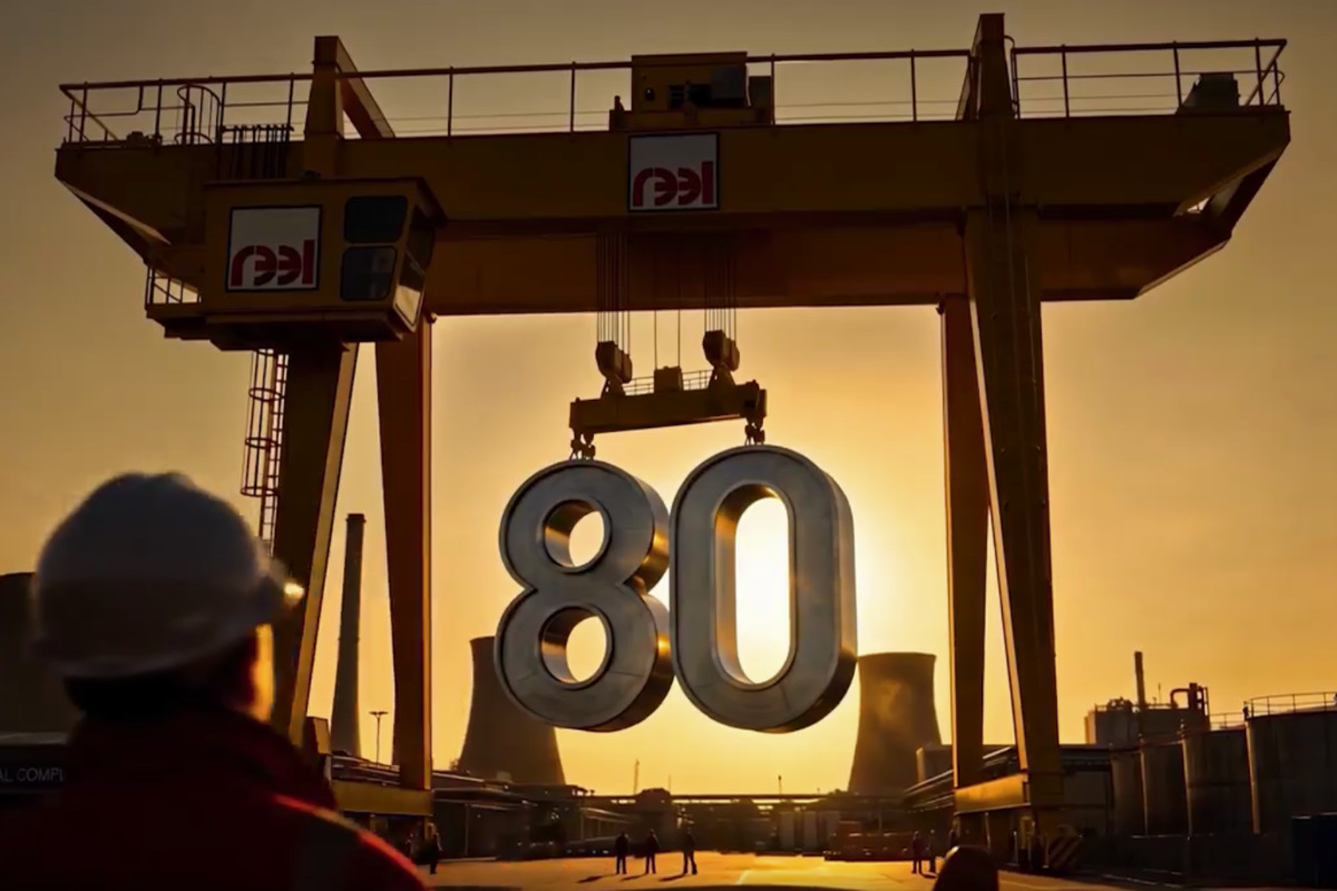 systeme levage groupe REEL qui soutient 80 ans avec soleil levant