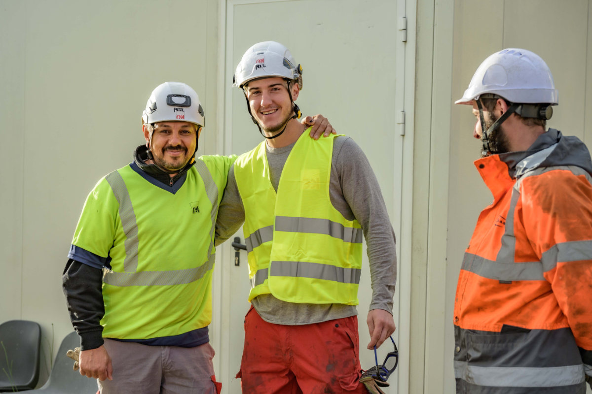 3 techniciens de maintenance de REEL tout sourire